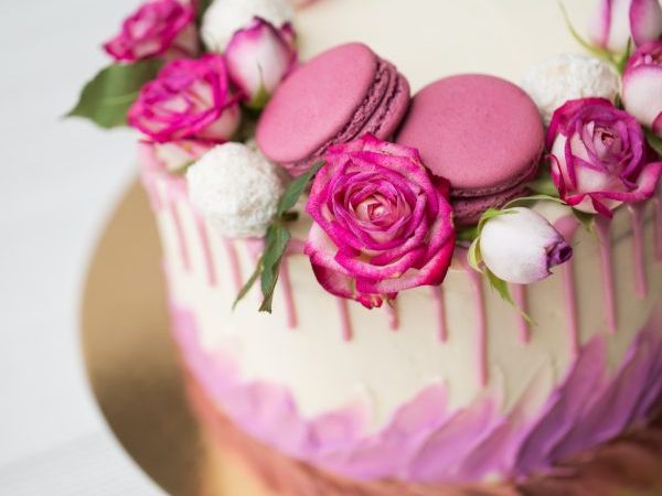 cake-with-roses-sweets-and-lilac-macaroons-pvt4cnvktntw915uhp4o20ncisrbyrgt69z41sflag